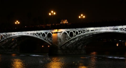 Simpecado cruzando el Puente de Triana